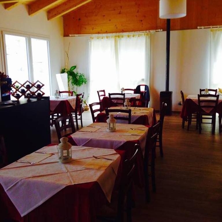 Camping Pineta Hotell Urbino Eksteriør bilde