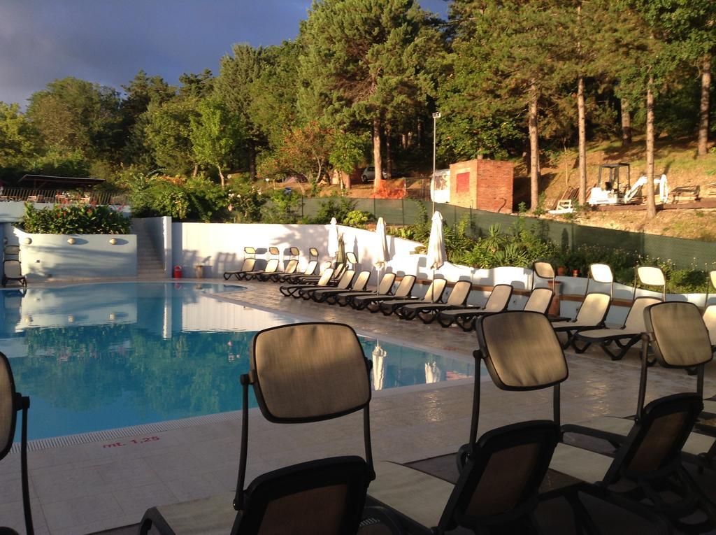 Camping Pineta Hotell Urbino Eksteriør bilde