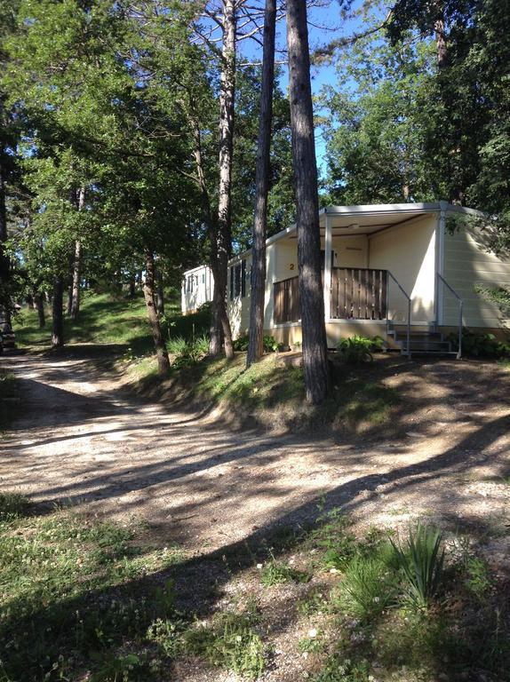 Camping Pineta Hotell Urbino Eksteriør bilde